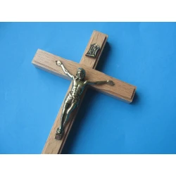 Krzyż drewniany brąz na ścianę 16 cm Frez